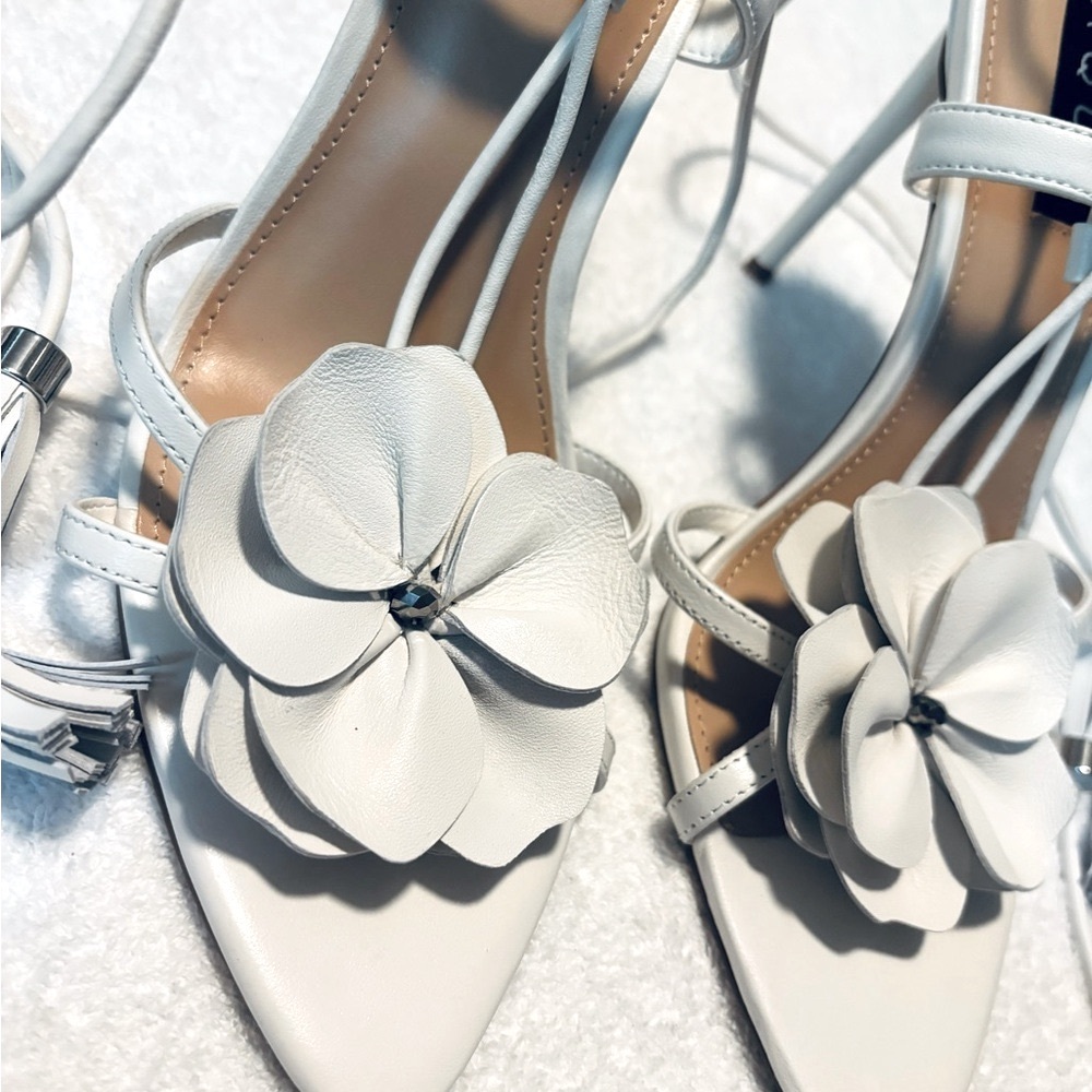 Brand New Eye-Catching White Leather Heels By AQUA  - Size 9M - Box 67